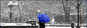 Länderrisiken: Nur Norwegen hält Höchstnote, Italien rutscht ab / Das Bild zeigt eine Frau von hinten mit einem blauen Schirm auf einem verschneiten Platz